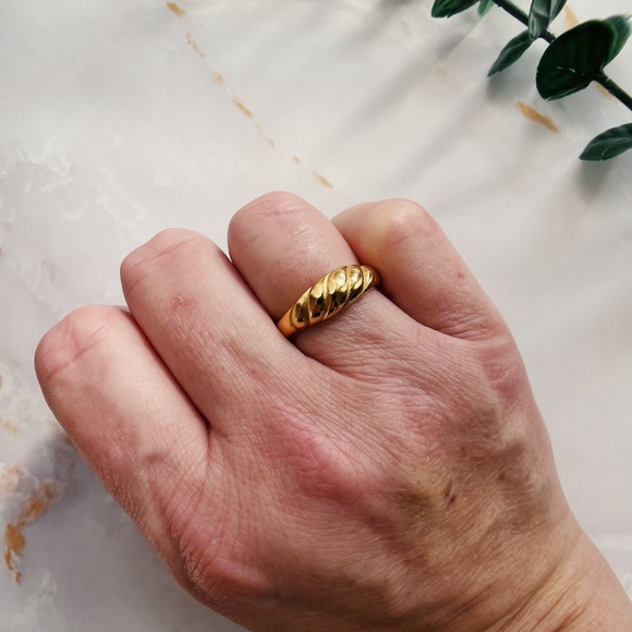 Last 1! ✨ Gold Thin Croissant Twisted Dome Ring - Picture 3 of 4